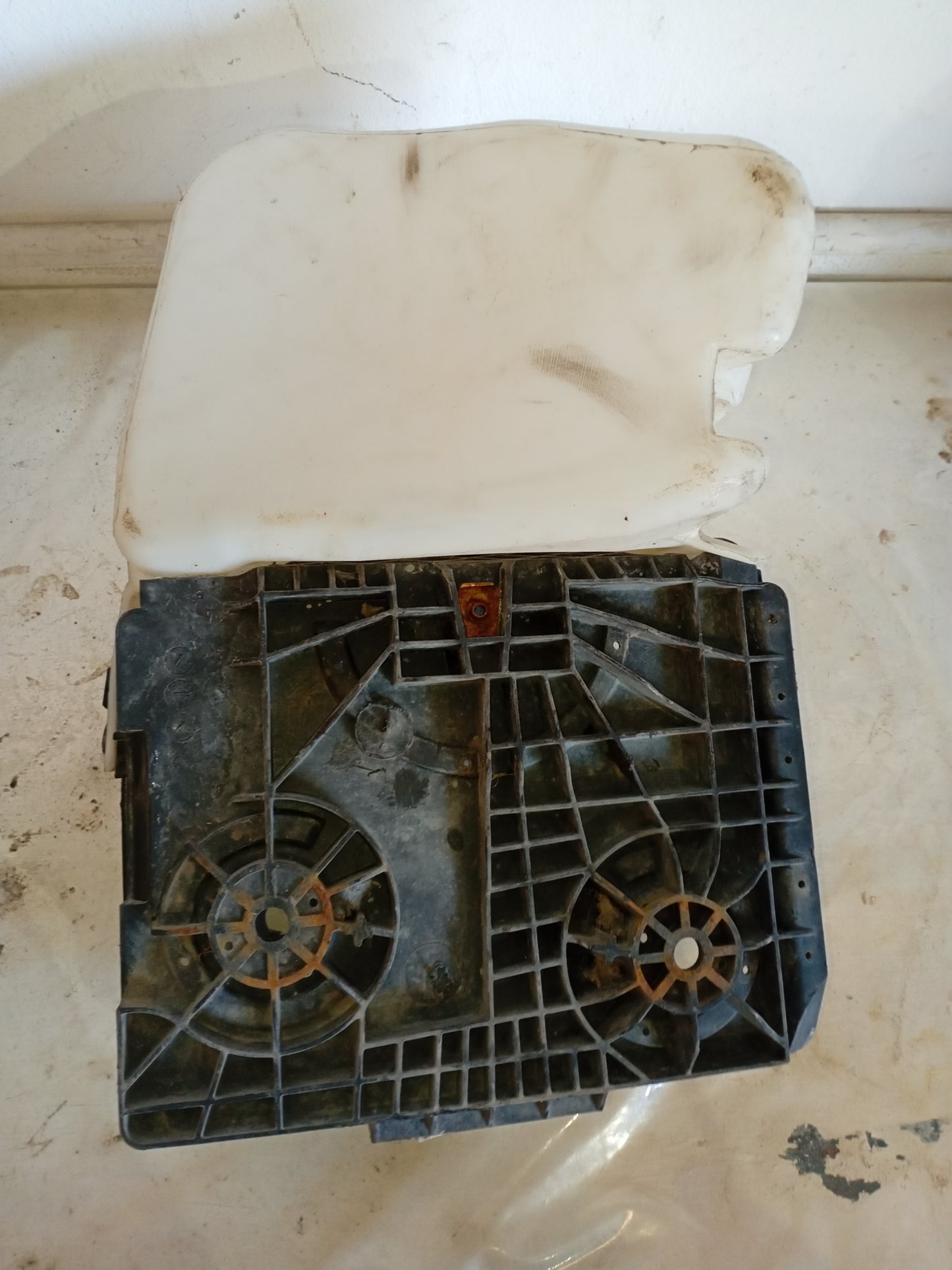 Base Bateria Envase Depósito Agua Limpiaparabrisa Ford F150 2009 2014