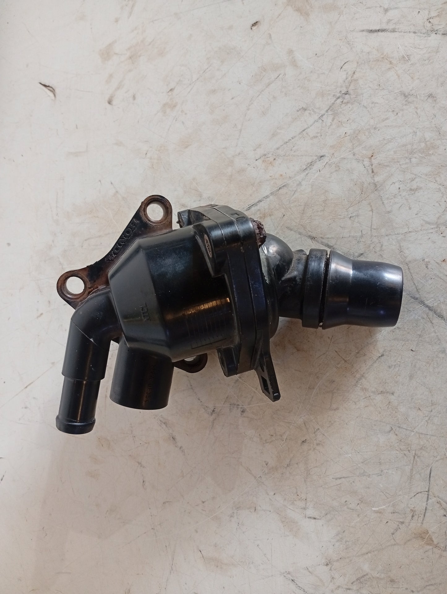 Toma De Agua Plastica con Termostato Honda K24A4