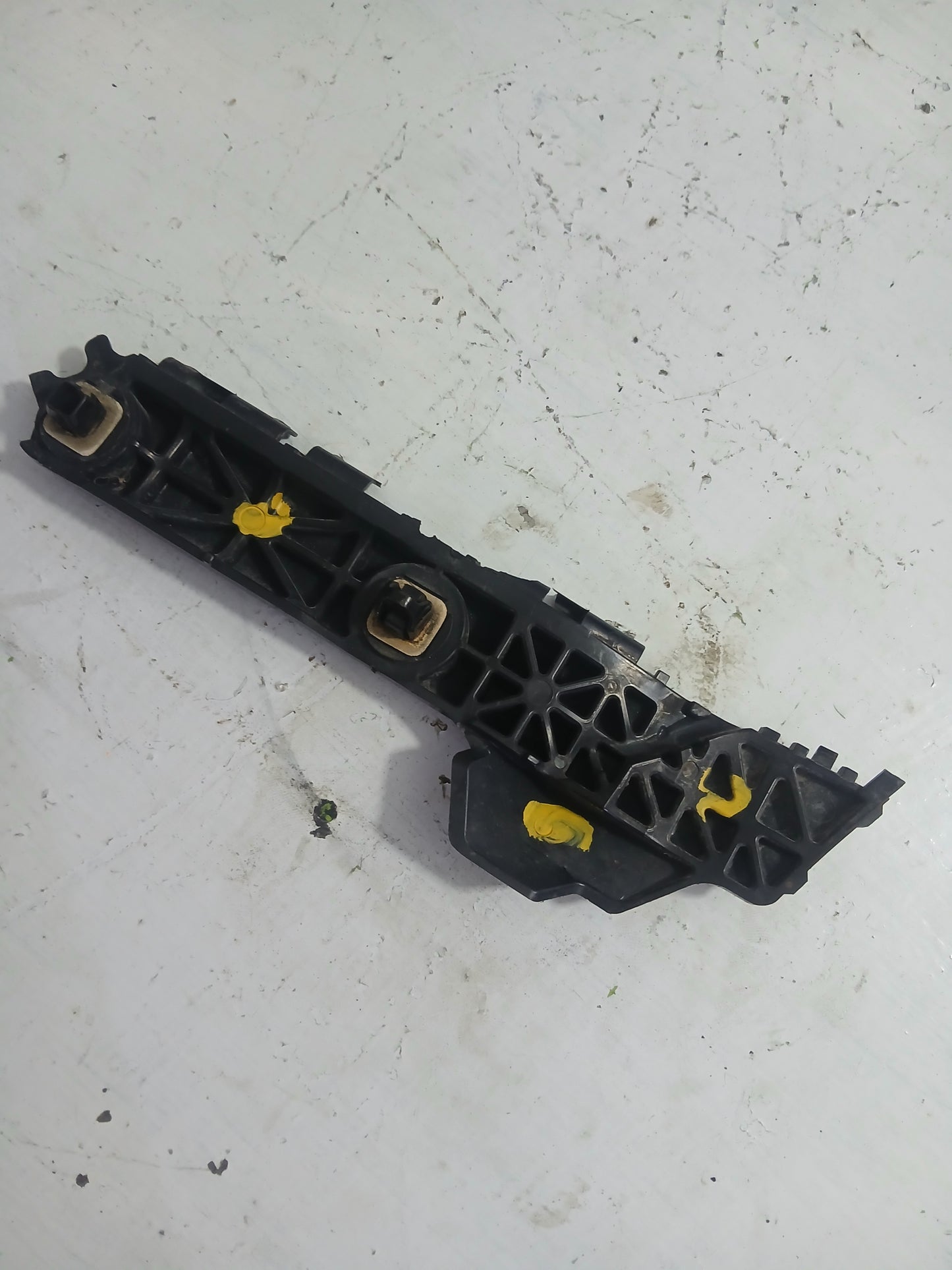 Base Parachoque Trasero Soporte Guia Toyota Yaris 2006 2010 Sport