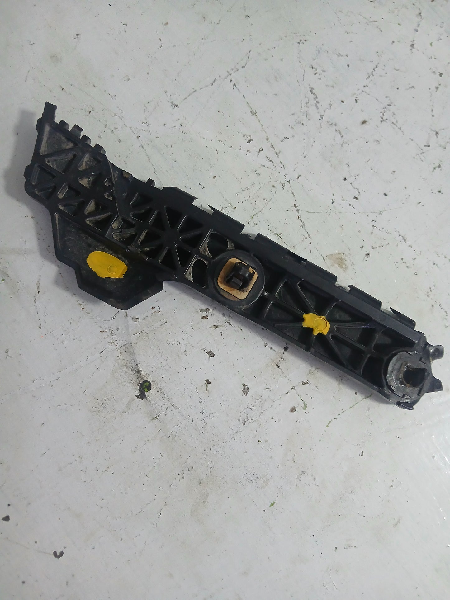 Base Parachoque Trasero Soporte Guia Toyota Yaris 2006 2010 Sport